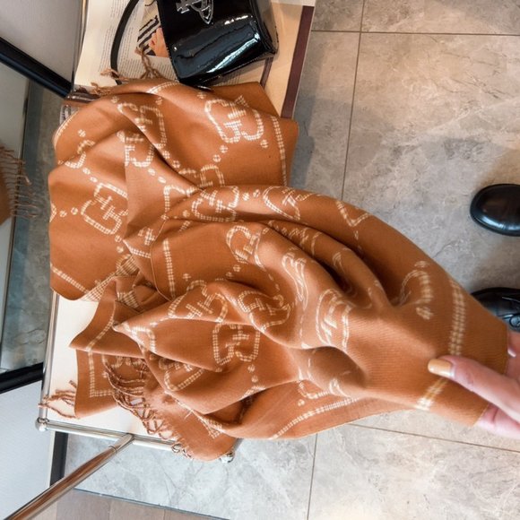 ๐โจAUTHENTICโจ๐Gucci scarf - Picture 3 of 4